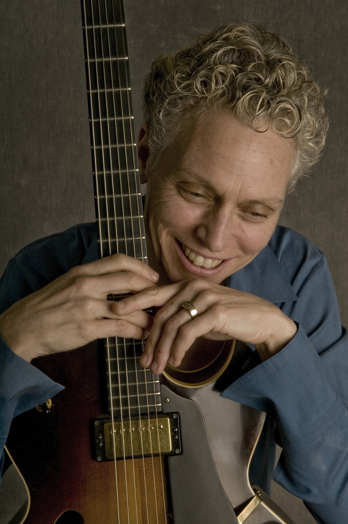 Mimi Fox holding her guitar.